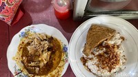 Harganya relatif tinggi. Seporsi nasi uduk dengan lauk ayam goreng kampung dibanderol sekitar Rp 50.000. Foto: detikcom/Riska Fitria