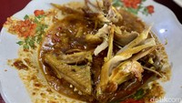 Ayam gorengnya juga empuk. Yang unik, setiap lauk di sini dipotong kecil-kecil. Lalu disajikan dengan bumbu kacang dan kecap. Foto: detikcom/Riska Fitria