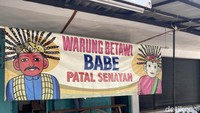 Meski warungnya sederhana, tetapi siapa sangka bahwa warung nasi uduk ini justru menjadi langganan para sultan tajir di Jakarta. Foto: detikcom/Riska Fitria
