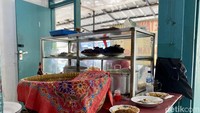 Nama tempatnya adalah Warung Babe Betawi yang terkenal legendaris. Warung nasi uduk ini sudah berdiri sejak tahun 1970-an. Foto: detikcom/Riska Fitria