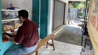 Warungnya sederhana, mirip warteg pada umumnya. Berupa etalase yang di depannya terdapat meja dan kursi kayu panjang untuk tempat bersantap pengunjung. Foto: detikcom/Riska Fitria