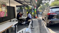 Klaim bahwa nasi uduk ini langganan para sultan terbukti ketika detikFood menyambangwi warungnya (13/08/24). Pelanggannya banyak yang bermobil mewah. Foto: detikcom/Riska Fitria