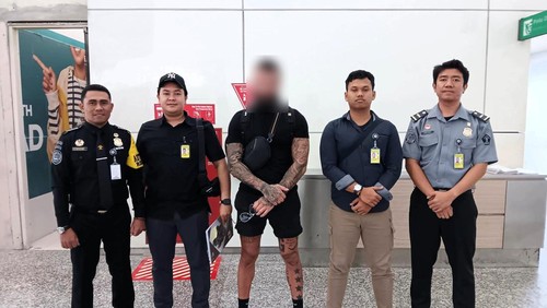 WNA buronan Interpol Kanada dideportasi Imigrasi Ngurah Rai, Rabu (14/8/2024). (Dok. Imigrasi Ngurah Rai).