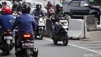 Pemotor melawan arah karena jarak tempuh yang dilalui lebih pendek dan tidak harus memutar lewat Jalan Bendi Raya.