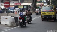 Sesekali, mereka bertemu kendaraan besar dari arah sebaliknya.  