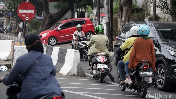 Pelanggaran berlalulintas seperti pengendara sepeda motor yang melawan arah masih saja ditemukan di jalanan. Contohnya saja di kawasan Tanah Kusir, Jakarta Selatan.