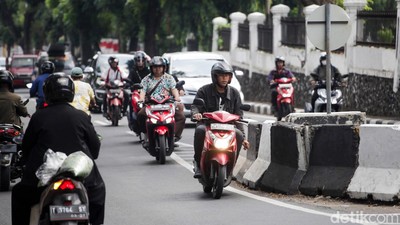 Aksi Pemotor Lawan Arah Berjamaah di Tanah Kusir