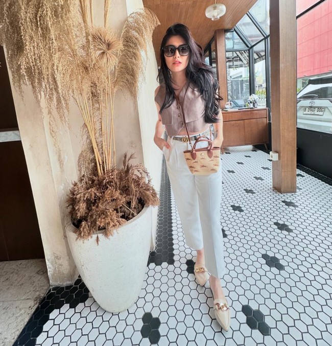 Nama Agela Lee sendiri cukup populer di media sosial. Aktif sebagai selebgram, wanita asal Semarang itu kini sudah berhasil mengumpulkan pengikut sebanyak 6,7 juta di akun Instagram pribadinya. Foto: Instagram/@angelalee87