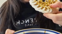 Satu lagi momen Angela Lee ketika makan. Ia menikmati kerupuk dengan tambahan kecap manis sebagai camilan. Foto: Instagram @angelalee87