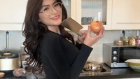Begini pose Angela Lee ketika berada di dapur. Ia berpose sambil membawa bawang bombay dan pisau. Foto: Instagram @angelalee87