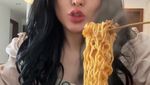 Momen Seru Angela Lee Makan Bakso Beranak hingga Donat