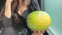 Angela Lee beberapa waktu lalu sering membuat konten dengan buah-buahan. Begini momennya ketika ia berpose dengan jeruk dan semangka. Foto: Instagram @angelalee87