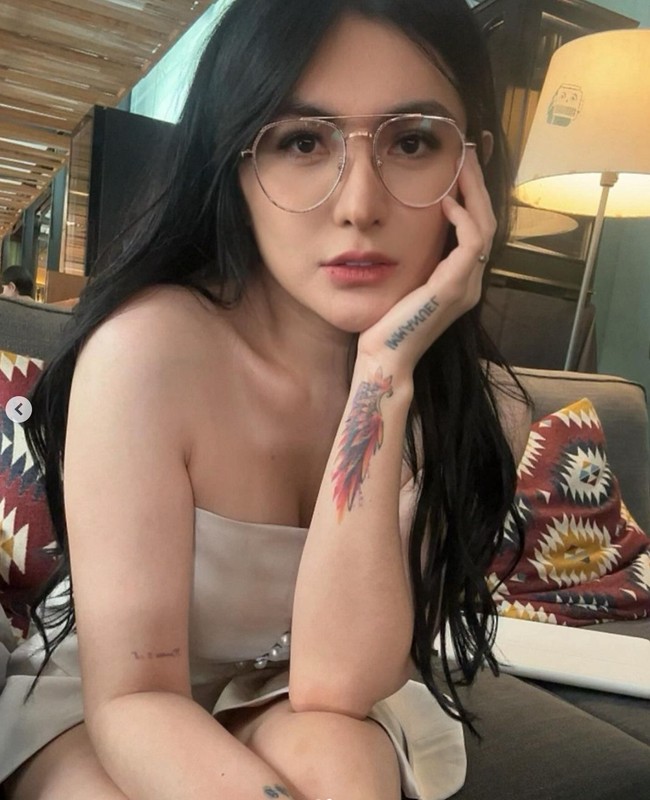 Memiliki paras cantik, Angel juga kerap mendapat julukan Barbie Jowo. Di akun Instagram pribadinya Angela cukup sering membagikan foto-foto dirinya. Foto: Instagram/@angelalee87