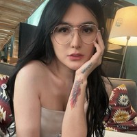 Memiliki paras cantik, Angel juga kerap mendapat julukan Barbie Jowo. Di akun Instagram pribadinya Angela cukup sering membagikan foto-foto dirinya. Foto: Instagram/@angelalee87