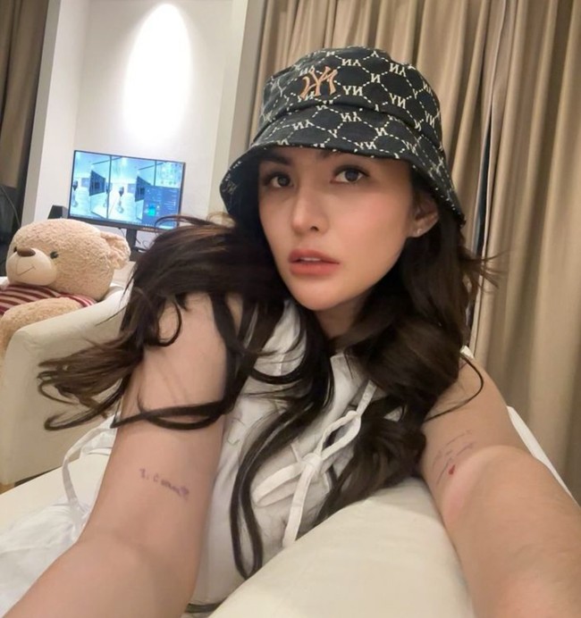 Ibu satu orang anak itu juga selalu tampil stylish dan kerap bergaya bak ABG. Seperti dalam foto yang satu ini, wanita 37 tahun itu tampil mengenakan dress putih dan bucket hat di kepalanya. Foto: Instagram/@angelalee87