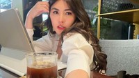 Selebgram 37 tahun ini juga diketahui senang ngopi. Ini salah satu momennya ketika menikmati Americano di salah satu coffee shop. Foto: Instagram @angelalee87