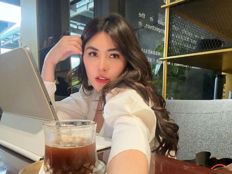 Momen Seru Angela Lee Makan Bakso Beranak hingga Donat