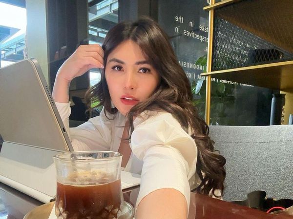 Momen Seru Angela Lee Makan Bakso Beranak hingga Donat