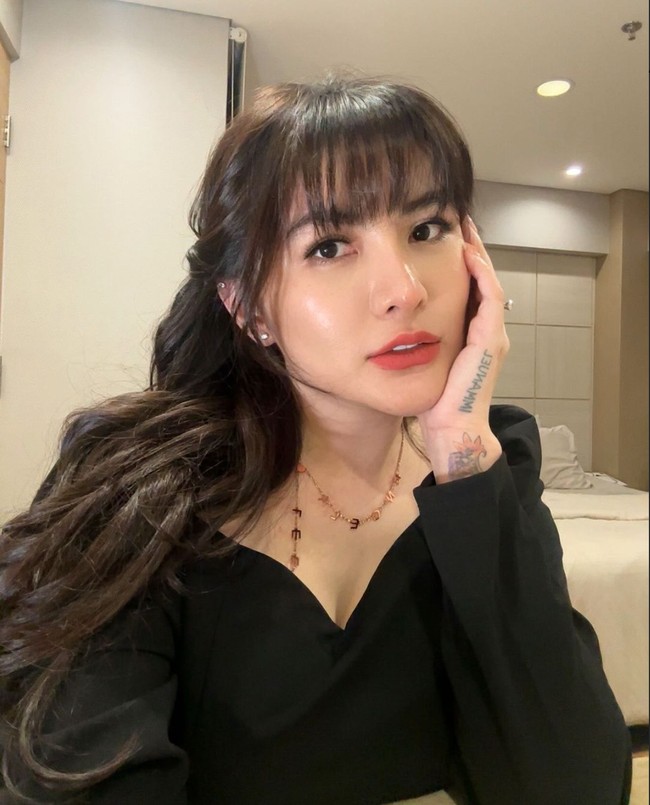 Potret Angela Lee saat tampil berponi. Penampilannya pun selalu banjir pujian dari para netizen. cantek sekale, komentar salah seorang netizen. Foto: Instagram/@angelalee87