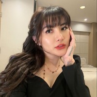 Potret Angela Lee saat tampil berponi. Penampilannya pun selalu banjir pujian dari para netizen. cantek sekale, komentar salah seorang netizen. Foto: Instagram/@angelalee87
