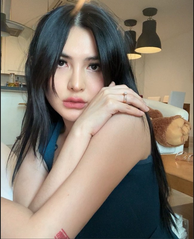 Selebgram seksi Angela Lee kembali ditangkap polisi atas dugaan penipuan dengan modus jual-beli tas mewah. Diketahui sebelumnya di tahun 2018 Angela bersama pria yang saat itu masih menjadi suaminya, David Herdian Sugito, ditangkap karena kasus penipuan berbisnis tas impor. Foto: Instagram/@angelalee87