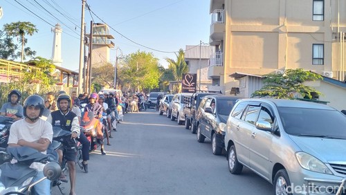 Antrean panjang kendaraan di SPBU di Kampung Tengah, Labuan Bajo. (Ambrosius Ardin)