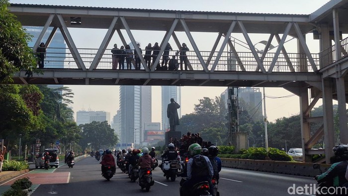 Antusiasme Menggelora: Warga Berikan Sambutan Meriah kepada Pahlawan Olimpiade