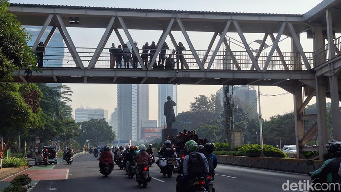Antusiasme Menggelora: Warga Berikan Sambutan Meriah kepada Pahlawan Olimpiade