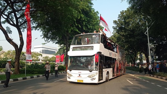 Atlet peraih medali olimpiade 2024 diarak menuju Istana