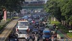 Atlet Peraih Medali Olimpiade Melintas di Jalan Sudirman Jakarta