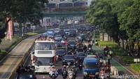 Polisi melakukan rekayasa pengalihan arus di sepanjang rute pawai tersebut. 