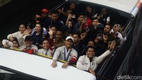Mereka terlihat melambaikan tangan kepada warga yang menanti. 
