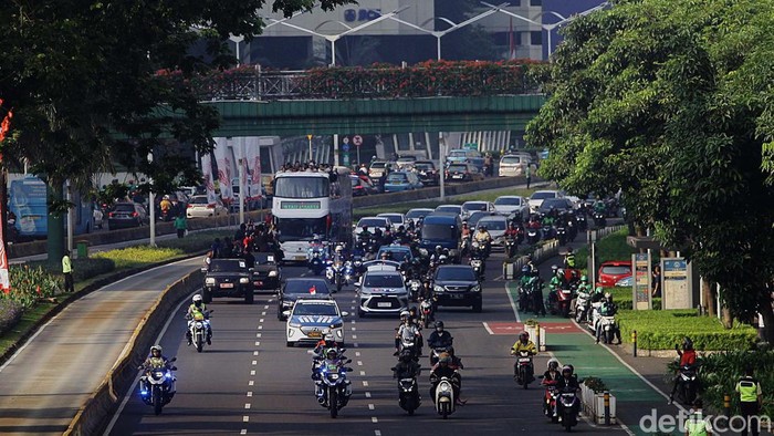 Atlet Peraih Medali Olimpiade Melintas di Jalan Sudirman Jakarta Atlet peraih medali di Olimpiade Paris 2024 diarak ke Istana Negara untuk bertemu Presiden Jokowi. Mereka terlihat melintas di Jalan Sudirman Jakarta.