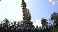 Bade setinggi 30 meter mengiringi prosesi ngaben yang digelar oleh pasemetonan (kelompok) Tangkas Kori Agung (Takora) dan Kuta Waringin di Desa Antiga, Kecamatan Manggis, Kabupaten Karangasem, Bali.   