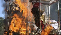 Warga yang mengikuti ngaben massal tersebut dikenakan biaya sebesar Rp 7 juta per sawa.