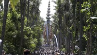 Bade tumpang pitu (tujuh) tersebut menjadi salah satu yang tertinggi di Bali.  