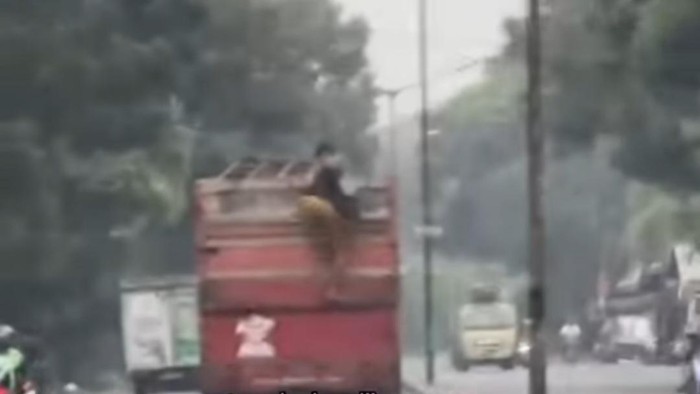 Bajing loncat beraksi di Jalan Yos Sudarso, Medan (Tangkapan layar video viral)