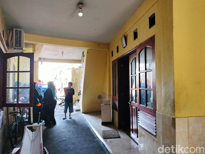 Bangunan Masjid At-Taubah di area bekas kebakaran di Manggarai.