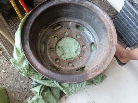 Barang bukti velg mobil yang dicuri pelaku (Foto: Istimewa)