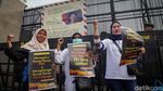 Bawa Surat Raksasa untuk Puan, Massa Tuntut RUU PPRT Disahkan