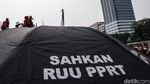 Bawa Surat Raksasa untuk Puan, Massa Tuntut RUU PPRT Disahkan