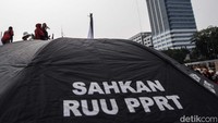Karenanya, tuntutan ini dimaksudkan untuk mewujudkan perlindungan yang menyeluruh bagi jutaan pekerja rumah tangga dari ancaman kekerasan.  