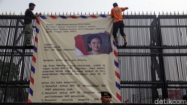 Bawa Surat Raksasa untuk Puan, Massa Tuntut RUU PPRT Disahkan