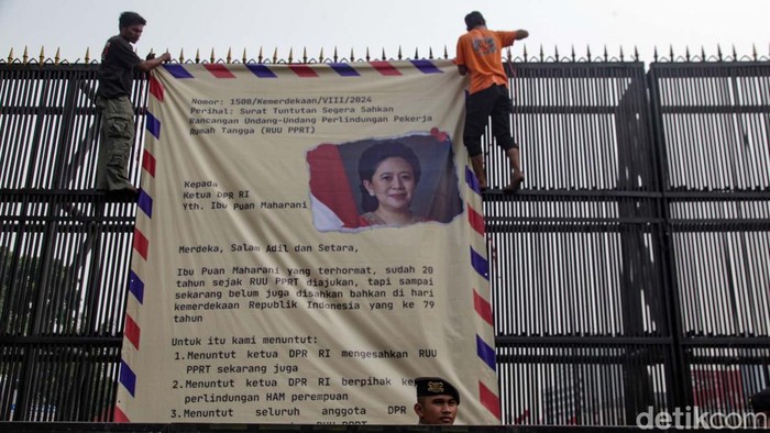 Massa menuntut disahkannya RUU Perlindungan Pekerja Rumah Tangga (RUU PPRT). Mereka turut membentangkan 'surat' raksasa untuk Ketua DPR Puan Maharani.