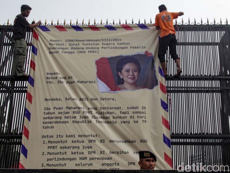 Bawa Surat Raksasa untuk Puan, Massa Tuntut RUU PPRT Disahkan