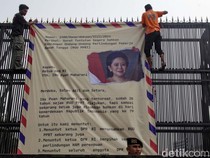 Bawa Surat Raksasa untuk Puan, Massa Tuntut RUU PPRT Disahkan