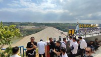 Kepala BBWS Citanduy Elroy Koyari mengatakan pngisian awal waduk ini merupakan fase yang sangat kritis dan penting. Di dalamnya terkandung potensi bahaya sebagai konsekuensi dari perubahan kandungan material pembentuk bangunan. (Foto: Dadang Hermansyah/detikJabar).