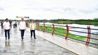 Kemudian pemerintah juga membangun Bendungan Sepaku Semoi. Proyek yang dibangun sejak 2020 tersebut berhasil diselesaikan pada 4 Juni 2024 dengan biaya sebesar Rp 836 miliar. Bendungan ini memiliki kapasitas tampung yang cukup besar, mencapai 16 juta meter kubik dengan luas genangan mencapai 322 hektare. Hal ini diharapkan dapat mengatasi kebutuhan akan air bersih tidak hanya untuk IKN tetapi juga sebagian wilayah Kota Balikpapan. (Dok. BPMI Setpres/Vico)