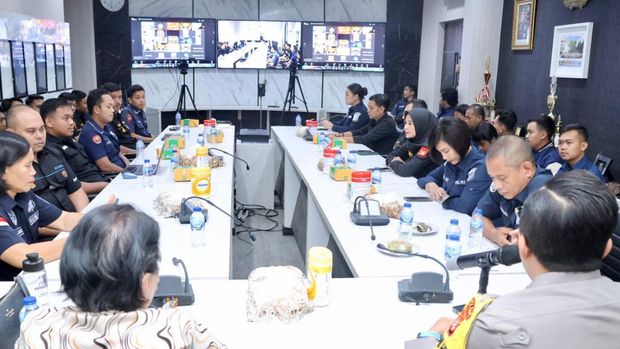 Bidang Humas Polda Metro Jaya menggelar workshop untuk melatih kemampuan anggota dalam membuat konten-konten menarik. Kabid Humas Polda Metro Jaya Kombes Ade Ary Syam Indradi mengatakan personel Humas harus melek digital.