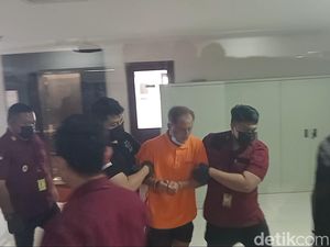 Bule Rusia Ngamuk di Kantor Imigrasi Badung, Tangan-Kaki Diborgol
